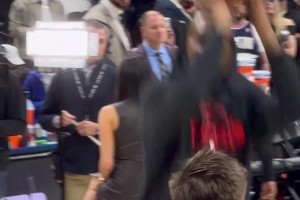 慢镜回看凯特琳·克拉克精妙传球，这个侧颜真的好看啊！