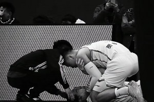 有点难！赵睿训练单脚离地情况下双手运俩球+单手投篮