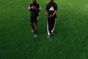 😂适合当胜利结算视频！詹姆斯此前和家人的搞怪舞蹈~