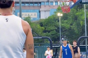 兄弟带着目的来的！别人看比赛你专盯拉拉队😂