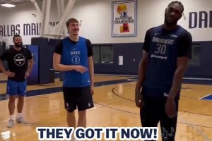 可可爱爱！快船全队看到大手摇头公仔的反应亮了