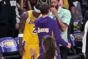 和老队友们叙叙旧！浓眉赛后和里夫斯&彪哥说起了悄悄话😂