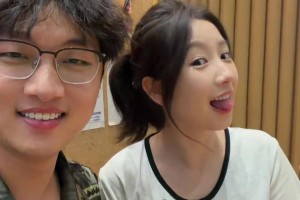 笑不活了😂 乔治:“这对吗?” ，NBA球星与粉丝合照！