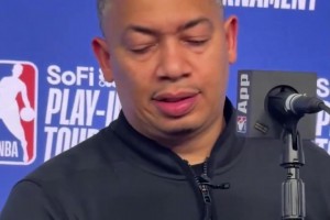 库里曾谈：霍福德作为5号位非常全面！我和他的默契不可言喻！